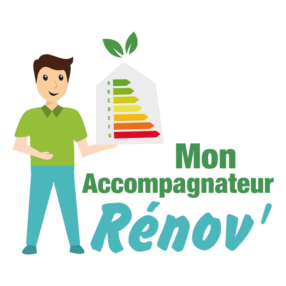 Homme souriant tenant une étiquette énergie maison, texte Mon Accompagnateur Rénov' pour la rénovation énergétique.